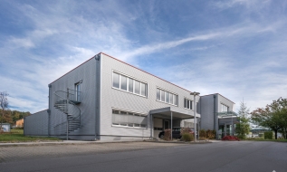 Gut erreichbares Betriebsgebäude mit Hallen- oder Produktionsfläche