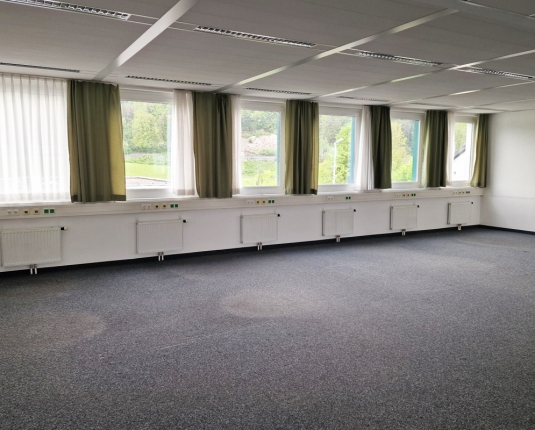 Freundliches Büro in modernem Gebäude