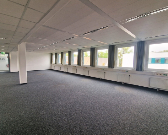 Freundliches Büro in modernem Gebäude