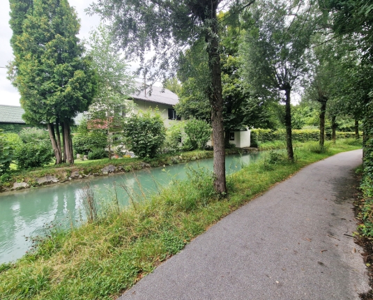 Baugrundstück mit Altbestand beim Almkanal / Gneis