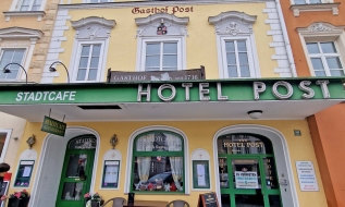 Café mit Gastgarten am Stadtplatz