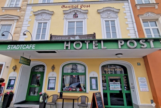 Café mit Gastgarten am Stadtplatz