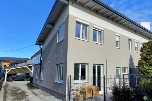 Betriebsliegenschaft mit Büro, Halle und Wohnung